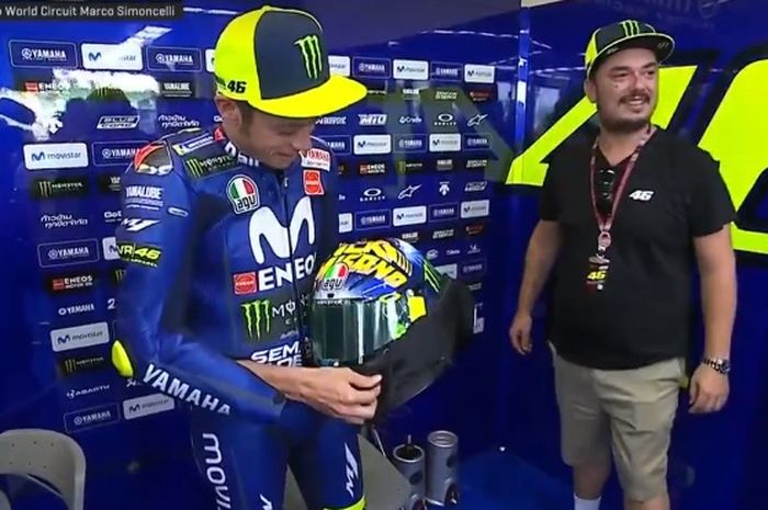Valentino Rossi memperkenalkan desain helm spesial di FP3 MotoGP San Marino 2018
