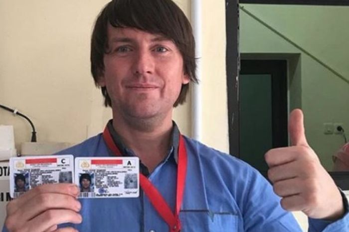 osif Siarhei menunjukkan SIM setelah lulus tes permohonan SIM di Polres Metro Bekasi Kota