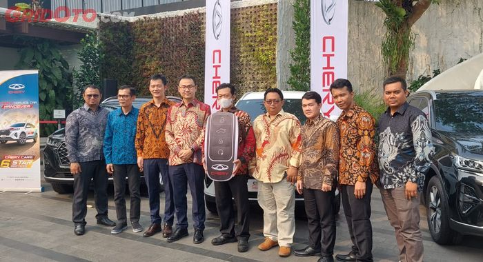 Seremoni serah terima unit Service Car dari PT Chery Sales Indonesia (CSI) ke perwakilan dealer.