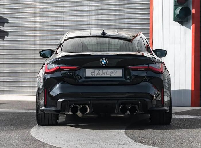 Tampilan belakang modifikasi BMW M3 dan M4 baru dengan knalpot karbon