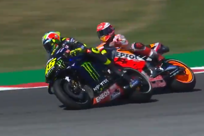 Valentino Rossi dan Marc Marquez saat bersaing dalam kualifikasi MotoGP San Marino