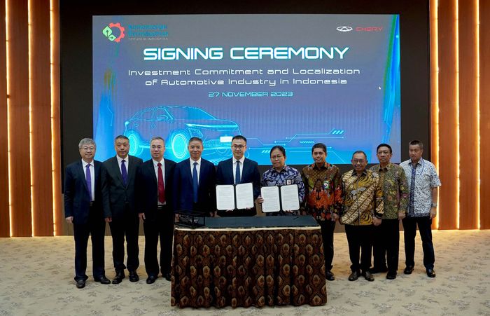 Direksi PT Chery Sales Indonesia (CSI) bersama perwakilan dari Kemenperin berpose bersama usai penandatangan LoI