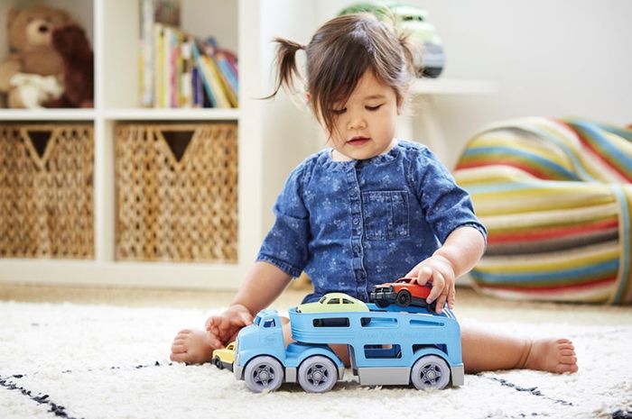 Ilustrasi, seorang anak bermain mobil mainan
