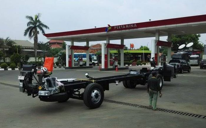 Ilustrasi bus Hino R260 yang masih berupa sasis dan mesin saja.