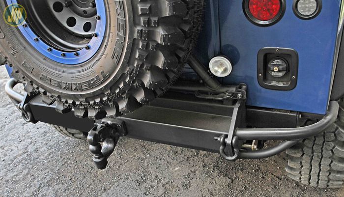 Bumper belakang custom disatukan dengan tire hanger. 