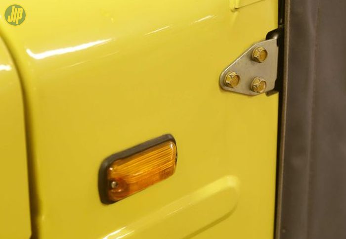 Posisi dan bentuk lampu sein Suzuki Jimny SJ10 sama persis dengan LJ80 versi Indonesia. Namun berbeda di engsel pintu yang tidak sewarna bodi.
