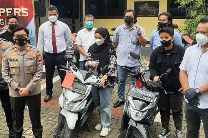 Kiki dan Amel mendapatkan Honda BeAT-nya kembali yang di Polsek Pagedangan usai motornya sempat digondol maling.