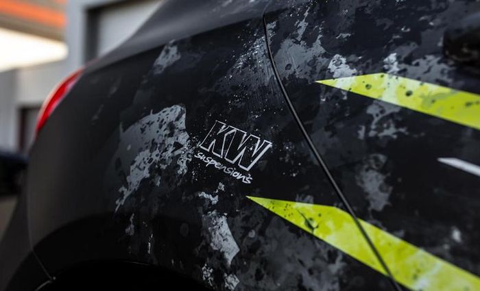 Efek cat terkelupas di bodi modifikasi Mercedes-AMG A45 S