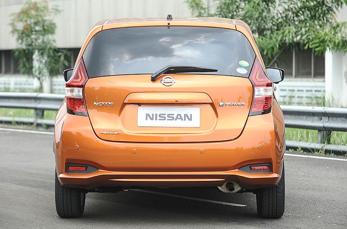 Nissan Smart Rear View Mirror. Kamera untuk memantau situasi di belakang, ada di balik kaca pintu bagasi