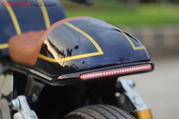 Buntut tawon custom ditemani stoplamp LED yang disematkan di ujung rangka baru Yamaha Scorpio