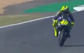 Rantai Yamaha YZR-M1 Valentino Rossi Putus Dan Terlempar, Ini Videonya