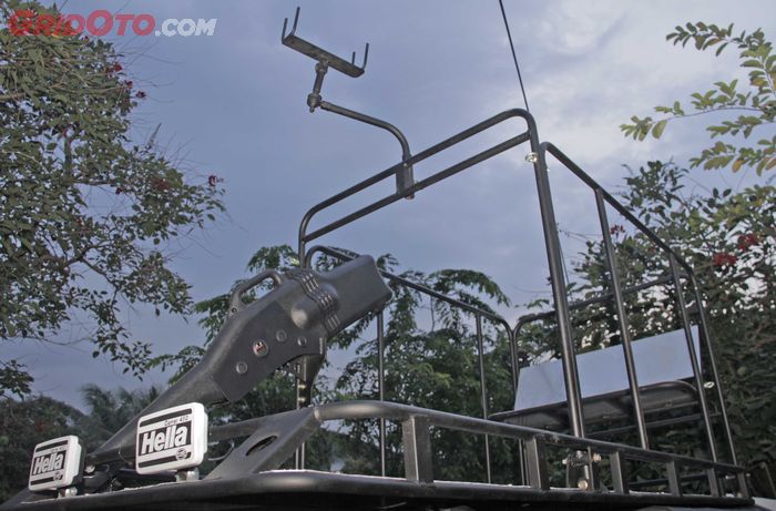 Bagian atas Mitsubishi Triton ini dipasangi roofrack sekaligus rangun atau rak berburu. 