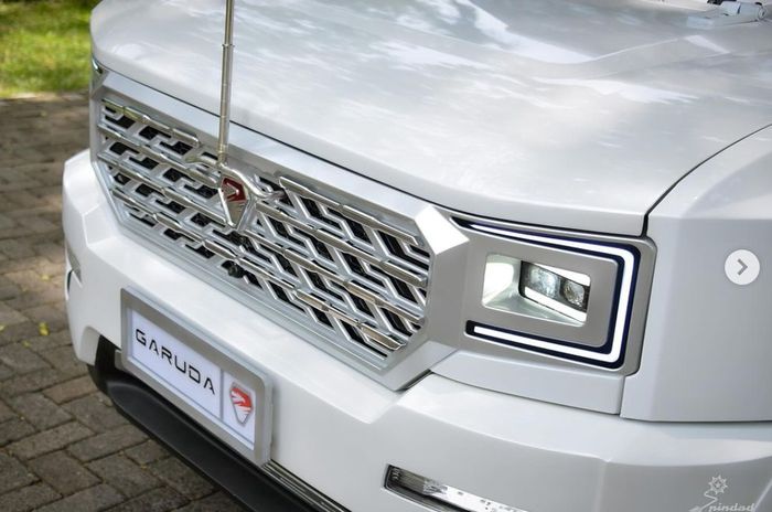 Gril berwarna silver dengan aksen krom