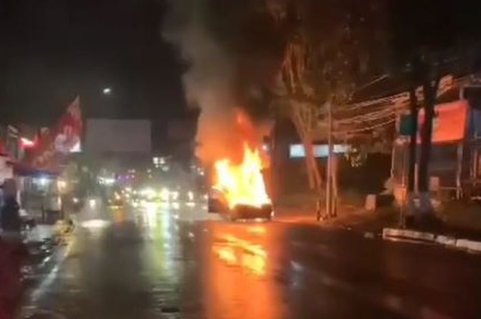 Rekaman video saat Hyundai Excel terbakar di jalan Cirendang, kabupaten Kuningan, Jawa Barat