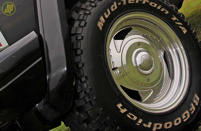 Jeep XJ Wagoneer ini dipasangi pelek Centerline 8 x15 yang dipadukan dengan ban BF Goodrich Mud Terrain T/A. 