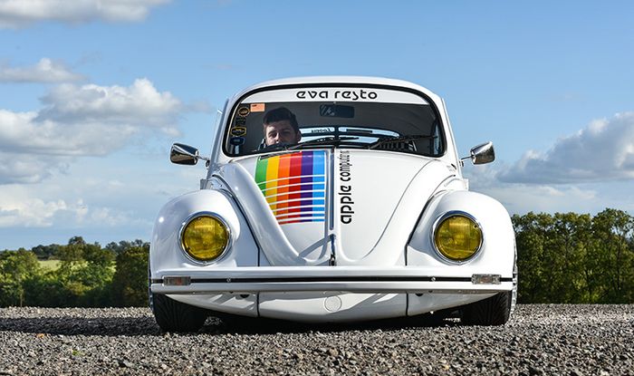 Tampilan depan modifikasi VW Kodok warna-warni Apple