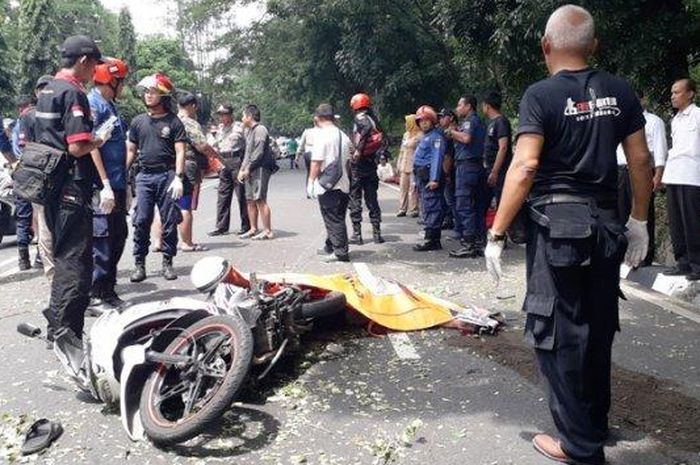 Korban meninggal setelah tertimpa pohon di Jalan S Parman Kota Semarang, Senin (29/4/2019) 