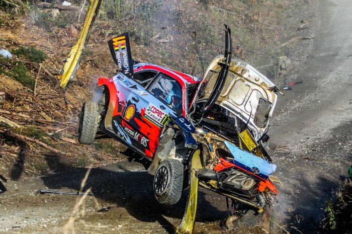 Mobil Hyundai i20 yang dikemudikan Thierry Neuville di reli Chile terbang dan berputar -putar