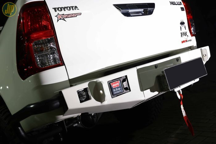 Bagian belakang Toyota Hilux ini dipasangi bumper custom racikan Bengkel JCU. Ditambahkan winch Warn 9.5 XP 