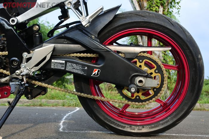 Pasang swing arm copotan moge di motor biasa, banyak ubahannya.