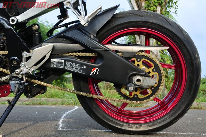 Pasang swing arm copotan moge di motor biasa, banyak ubahannya.