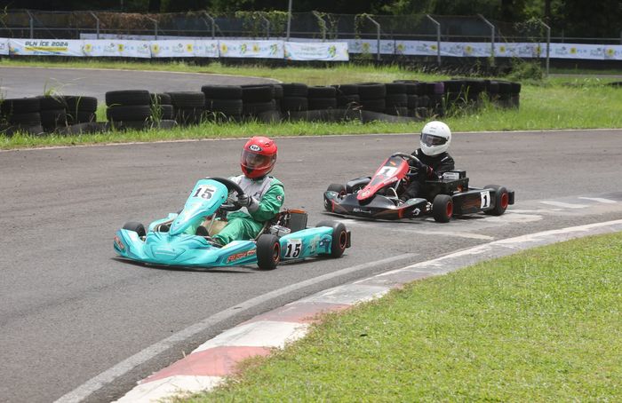 Gokart listrik yang dibangun para mahasiswa di lombakan langsung di sirkuit Sentul Karting