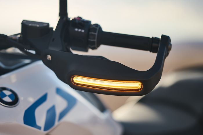 Lampu sein BMW R 1300 GS terletak pada hand guard