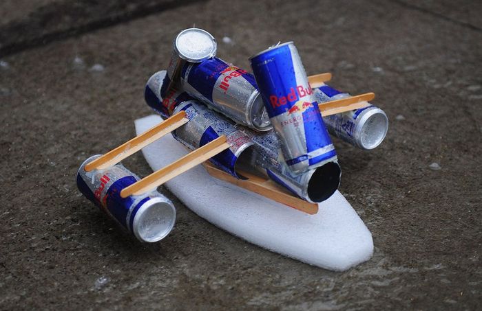 Tim Red Bull memanfaatkan kaleng bekas minuman berenergi untuk dijadikan mainan perahu