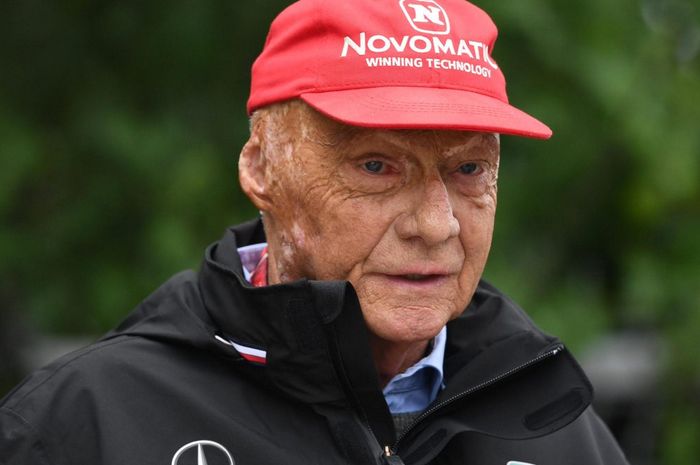 Niki Lauda berbicara di publik untuk pertama kalinya sejak operasi paru-paru
