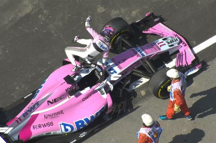 Sergio Perez melompat keluar dari mobilnya di sesi FP2 GP F1 Spanyol