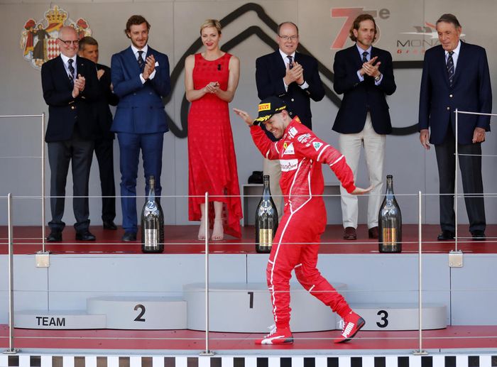 Sebastian Vettel saat merayakan kemenangannya di gP F1 Monako 2017 yang juga memutus empat kemenangan beruntun pembalap Mercedes