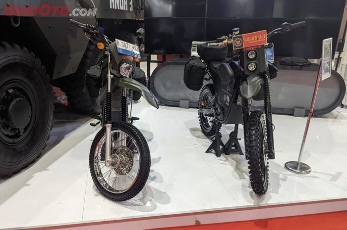 PT Len Industri perkenalkan dua motor listrik militer yakni E-Tactical Motor Bike Type S dan Type R dipameran Indo Defense 