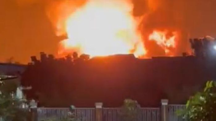 Ledakan gudang peluru Yon Armed 7, banyak warga mengungsi pakai motor