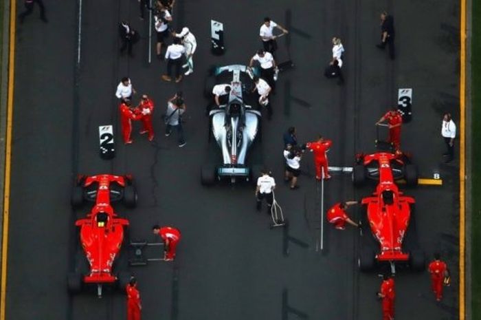Tim F1 sedang bersiap di grid