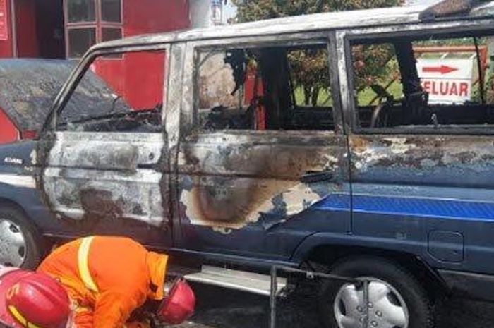 Toyota Kijang terbakar hebat di SPBU kota Trenggalek saat antre BBM, api muncul dari dalam kabin