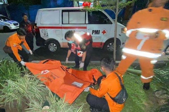 Petugas BPBD dan Tim Medis evakuasi korban penumpang Honda Jazz yang meninggal akibat kcelekaan tunggal di Jalan Dharmahusada, Mojo, Gubeng, Surabaya, Jumat (2/12/2022) 