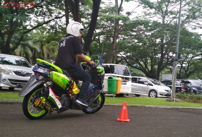 Scrutineering melewati cone