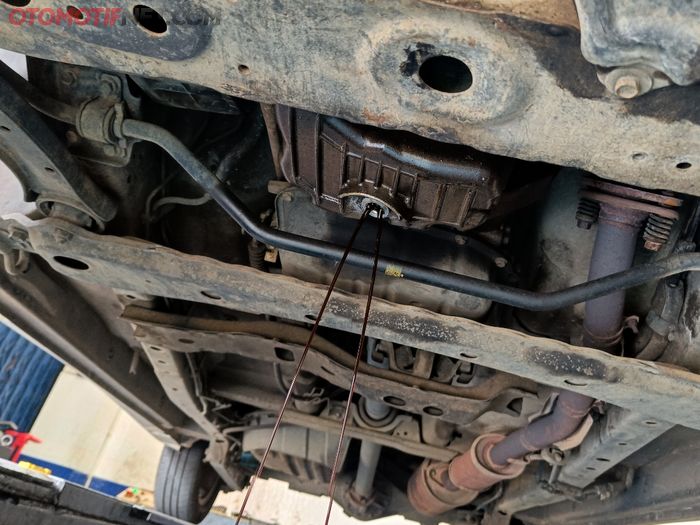 Proses ganti oli mesin mobil