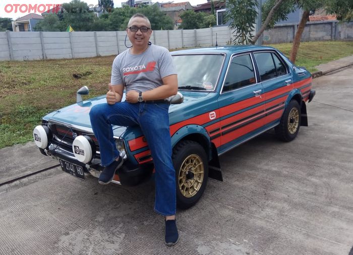 Toyota Corolla bersama pemiliknya Isa