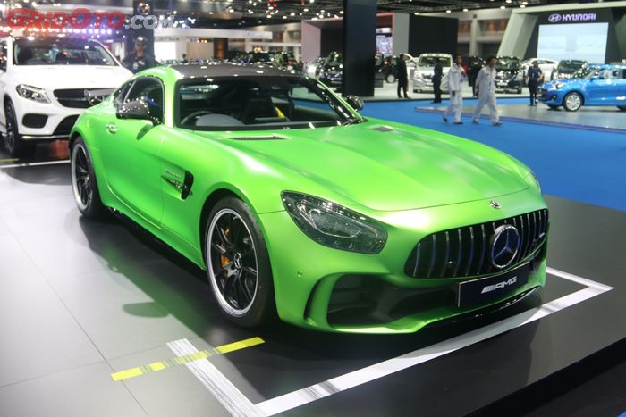 Mercedes-AMG GT R tampil dengan warna hijau