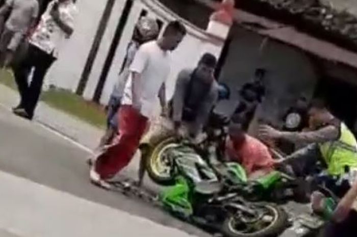 Kawasaki Ninja 250 remuk terlibat kecelakaan lawan Daihatsu Taruna di Tawangsari, Sukoharjo
