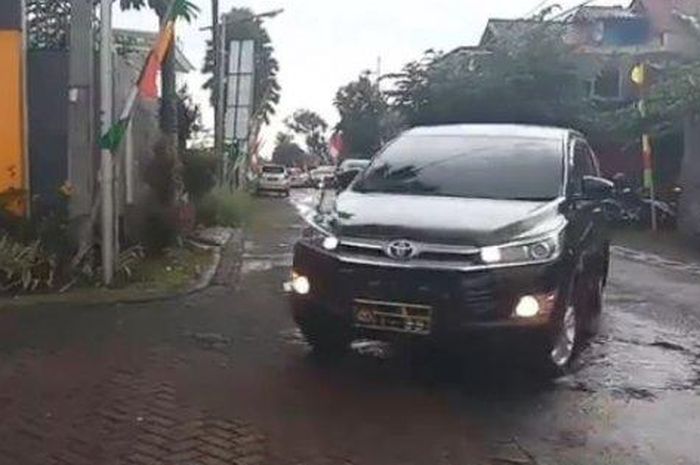 Toyota Innova rombongan tim Bareskrim Polri tiba di rumah Irjen Ferdy Sambo di Magelang, Jawa Tengah, Senin (15/8/2022).