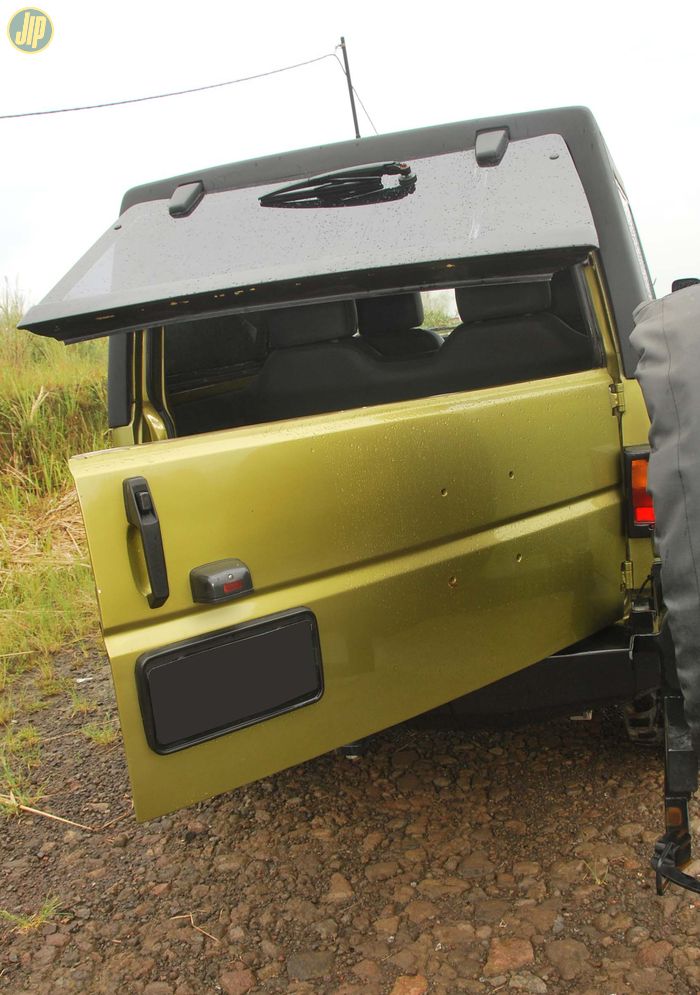 Pintu belakang tersisa setengah, dan bagian kaca dibuat flip.