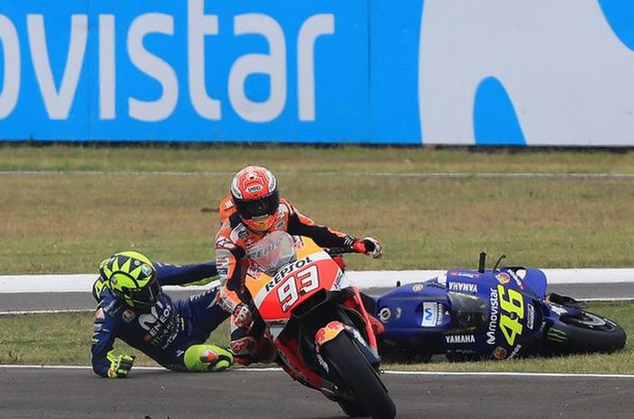 Senggolan antara Marquez dan Rossi di GP Argentina April 2018, berujung terjatuhnya Rossi.