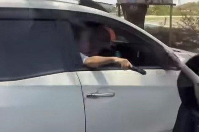 Dua ban Mitsubishi Pajero Sport jadi sasaran tembak pengemudi mobil gara-gara kesal gagal nyalip