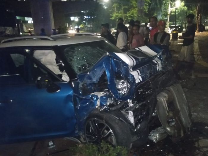 kondisi fascia MINI Cooper S Countryman yang menabrak beton MRT di Jaksel