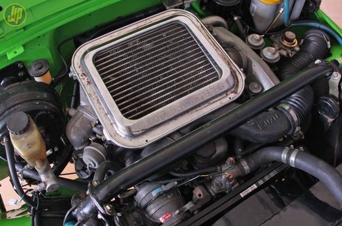 Sektor mesin dipasangi diesel 4JB1 turbo intercooler 2.800 cc lansiran Isuzu menggantikan mesin Jeep CJ-7.