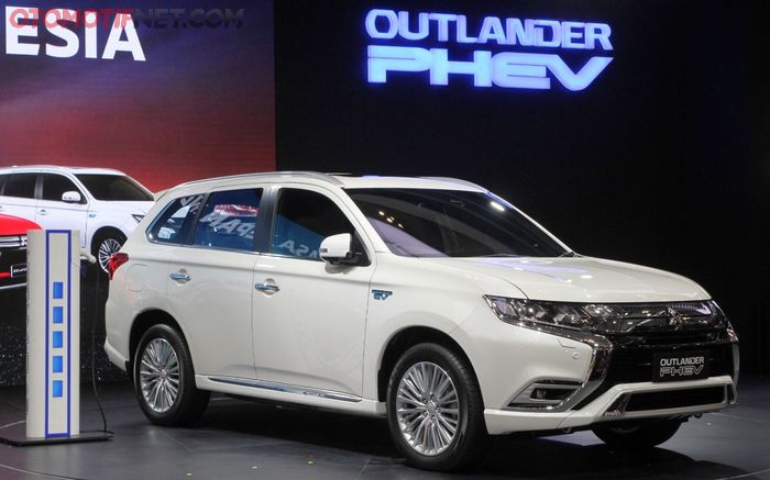 Ilustrasi Outlander PHEV saat mengisi baterai