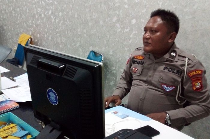 Ilustrasi anggota polisi unit laka gakkum Polres Metro Bekasi sedang melakukan pendataan terhadap korban kecelakaan