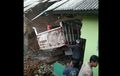 Mesin Mati, Truk Muatan Batu Bata Meluncur Jebol Madrasah, Sopir dan Satu Santri Tak Tertolong